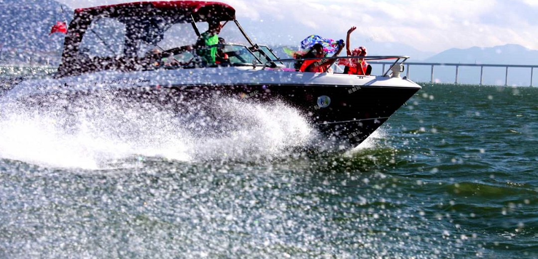 23英尺運(yùn)動快艇