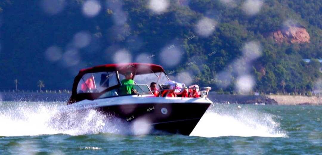 23英尺運(yùn)動快艇