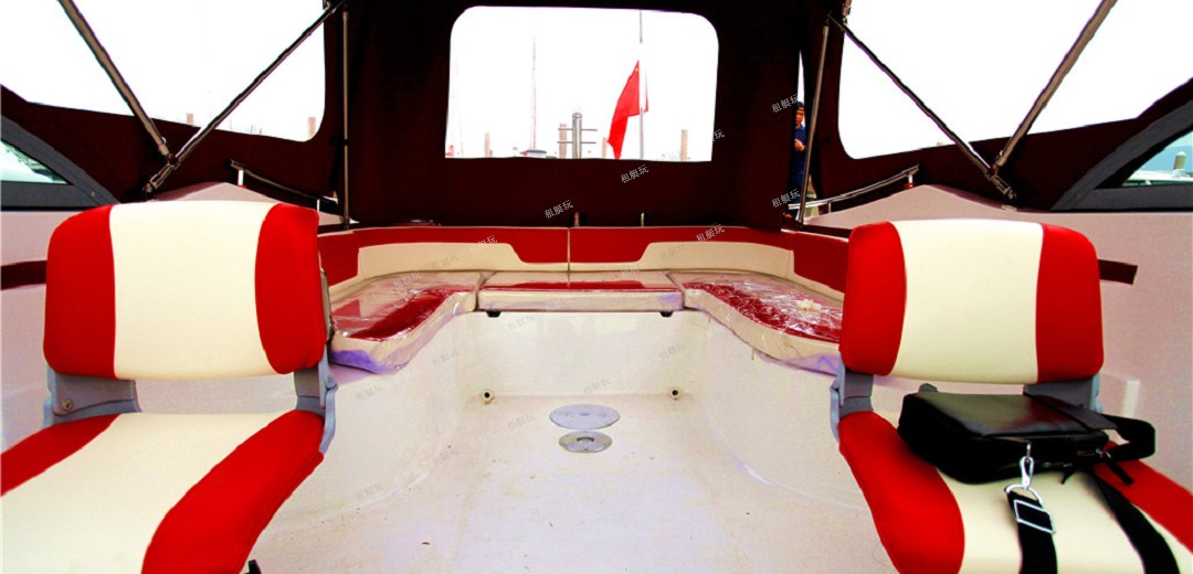 23英尺運(yùn)動快艇